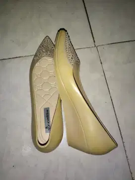 Sepatu jelly bekas pakai