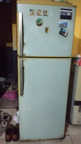 Kulkas bekas Sanyo 2 pintu