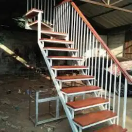 Tangga rebah kayu