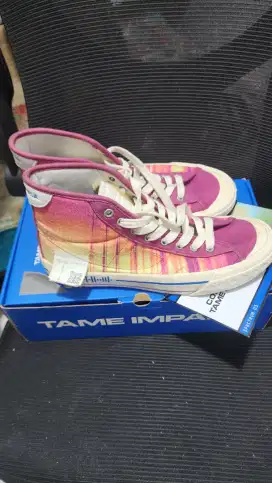 Sepatu Compass Tame Impala