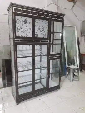 lemari piring dapur 3 pintu.