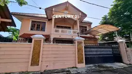 Rumah Desain Classic Semi Furnished Dilokasi Strategis Dekat Mall