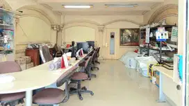 Ruko megah dengan desain arsitektur klasik di Gading Kirana Timur, Kel