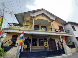 Rumah Disewakan di Jl. Dr. Wahidin, Gresik–Bisa Parkir, 2 Kamar Tidu