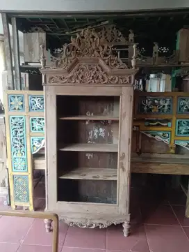 Lemari antik tua