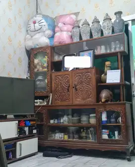 Lemari Hias Jati lawas kuno plus Guci dulu bawa dari Timor Timur