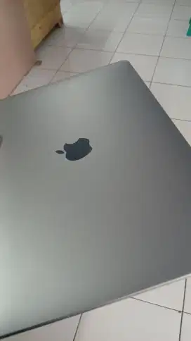 Macbook pro 2017  13 inch  full peralatan editing core i7 256 GB