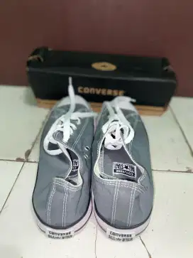 Dijual sepatu Converse original ukuran 43 murah aja kita jual 150 ribu
