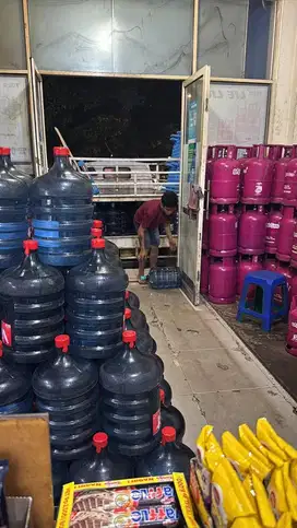 Lowongan pekerjaan bagian dalam toko dan kurir antar galon