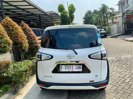 TOYOTA  SIENTA. V.  AT. 18