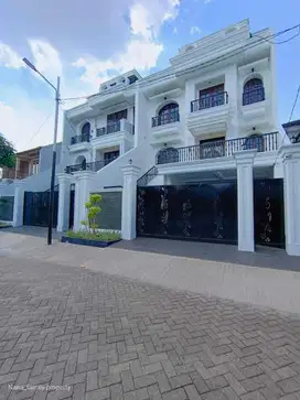 Rumah Mewah Classic 3 Lantai Siap Huni Dekat Kampus Budi Luhur