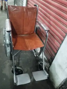 Kursi roda bekas siap pakai