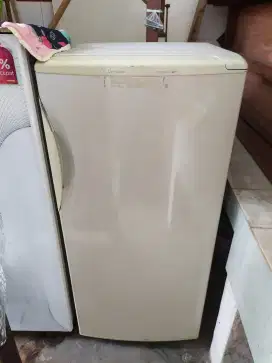 Kulkas satu pintu mitsubishi dingin normal