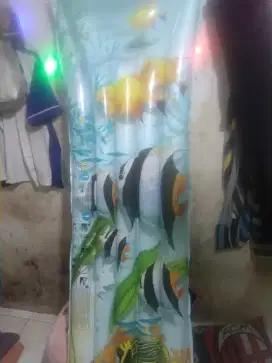 Pelampung santai di kolam renang