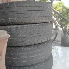 Ban tubeless R13