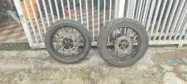 Velg R15 V3 warna hitam