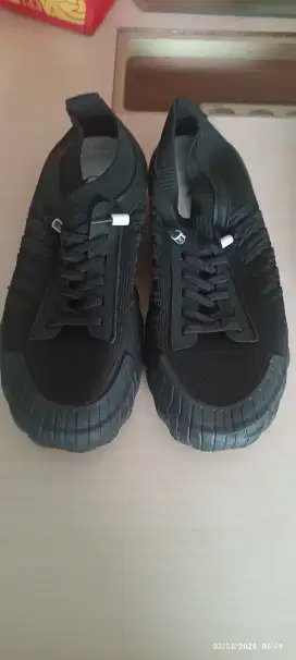 Sepatu slip on hitam