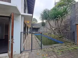 Rumah Lengkap Kolam Renang Furnish di Hegarmanah Bandung