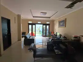 Rumah siap huni di Jalan Utama Batununggal Indah Raya Bandung