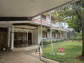 LEBAK BULUS, RUMAH DENGAN BANYAK RUANGAN DAN KAMAR LUAS, SIAP HUNI