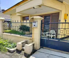 Rumah huk asri 1 lnt lebar 11 meter ngantong Bisa 2 Mobil depan jln