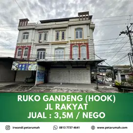 Ruko gandeng siap huni kawasan ramai jalan rakyat kota medan