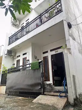 Rumah Second 2 lantai dkt jalan Utama
