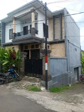 DIJUAL RUMAH LANTAI 2 BONUS BASEMENT LOKASI PEGUYANGAN KAJA