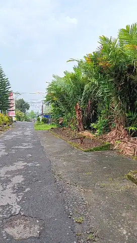 Tanah Tepi Jalan Aspal Lebar Di Dekat Pasar Turi Sleman