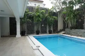 Townhouse Mewah dengan Kolam Renang di Cipete