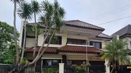 Rumah Kokoh dalam Komplek di Kebayoran Lama - Harga Murah