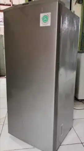 Di jual freezer 6 rak siap pakai..
