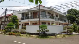 Rumah Hoek 2 Lantai di Pondok Indah, Hanya 9 Menit ke Tol Ciputat