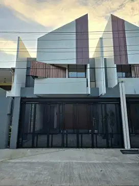 TURUN HARGA Rumah Modern Tropis Dalam Komplek Di Duren Sawit Jakarta T