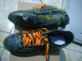 Sepatu merek ortu seight bisa bola/futsal no 41