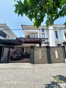 RUMAH MEWAH 2 LANTAI SANGAT TERAWAT DI SETURAN DEKAT KAMPUS UPN