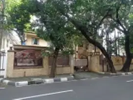 Rumah 2lt di Cut Nyak Dien Gondangdia, Hanya 12 Menit ke Tol Semanggi