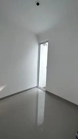TOWNHOUSE 2 LANTAI BERGAYA KLASIK MODERN, DP 0, SEMI FURNISHED!
