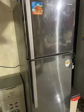 Dijual kulkas 2 pintu merk Sharp second, dingin , lokasi Cibitung