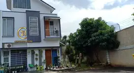 Rumah Bagus Taman  Luas Dekat Stasiun Bintaro Jombang