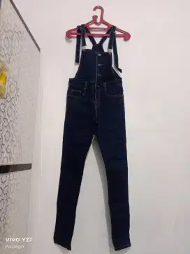 BELUM PERNAH DI PAKAI OVERALL JEANS SIZE 27