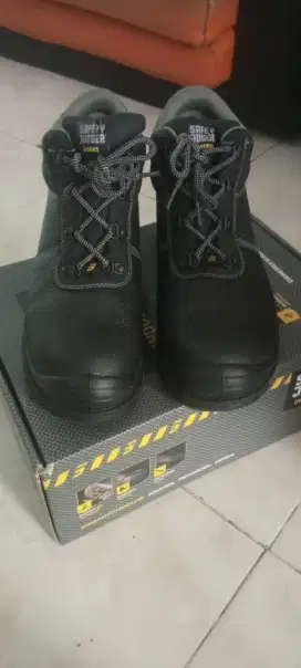 Sepatu safety jogger