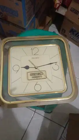 Jam dinding Seiko Quartz