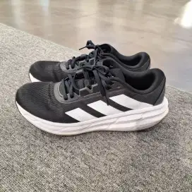 Sepatu Adidas Size 45 Questar 3 Running Original Black White Like New
