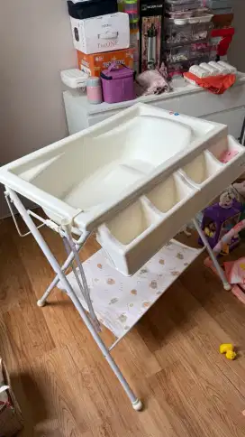 Tempat mandi bayi , diaper and baby bath changing station