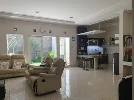 DISEAWAKAN RUMAH SIAP HUNI 2 LANTAI DI KOMPLEK SINGGASANA BANDUNG
