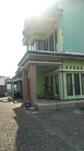RUMAH SIAP HUNI 3 LANTAI DEKAT KAMPUS TERNAMA DI MALANG DIJUAL MURAH
