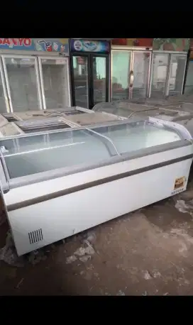 Frezer kaca 700ltr