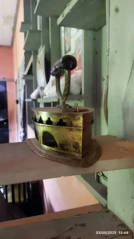 Setrika antik, setrika ini menggunakan arang sebagai bahan pemanasnya