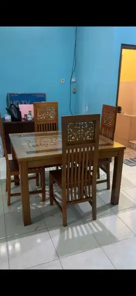 Meja makan 4 kursi